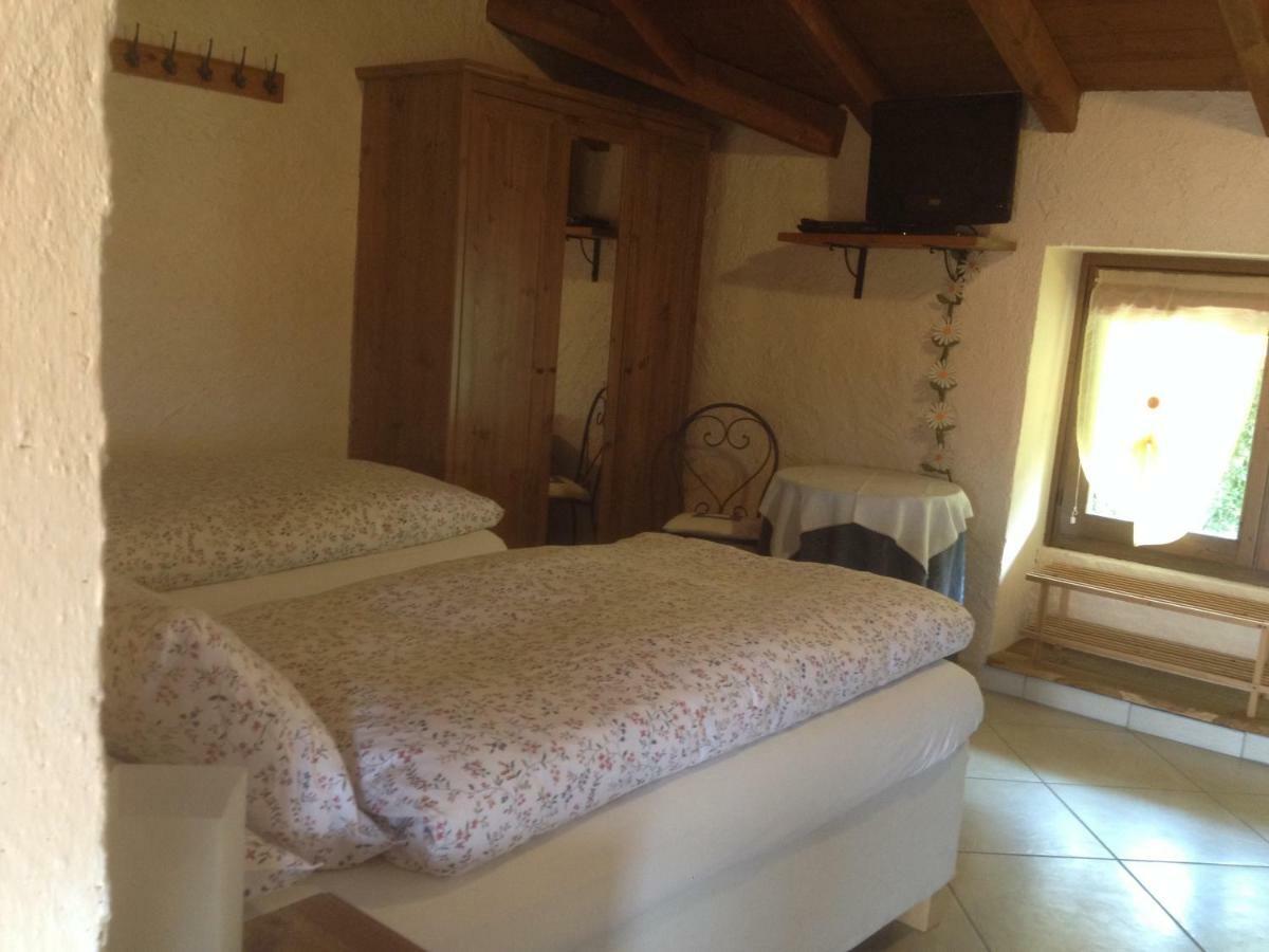 La Tana Del Ghiro Bed & Breakfast Porto Valtravaglia Eksteriør bilde