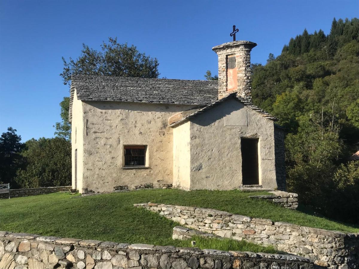 La Tana Del Ghiro Bed & Breakfast Porto Valtravaglia Eksteriør bilde
